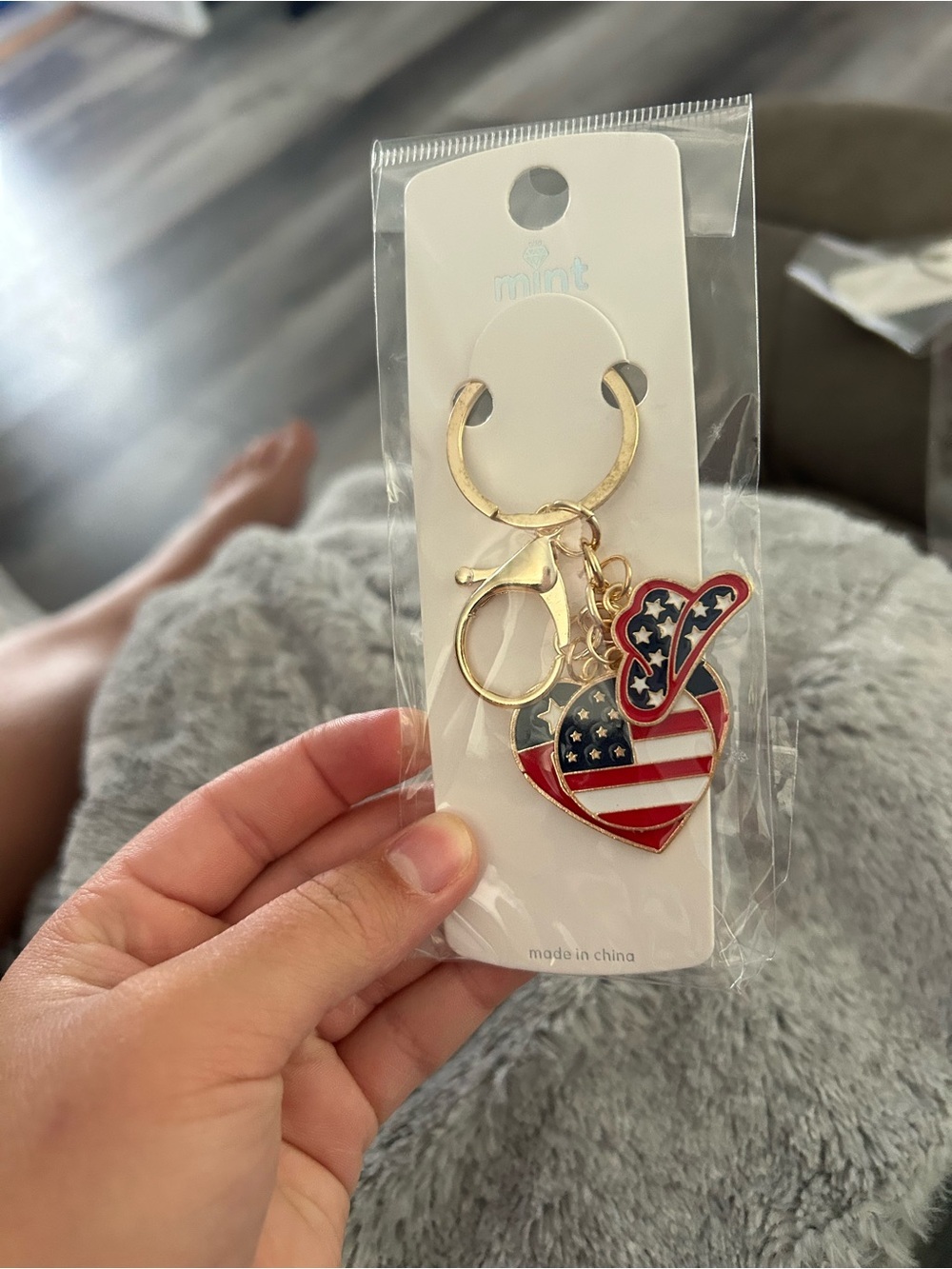 🔥$2 USA patriotic heart gold keychain